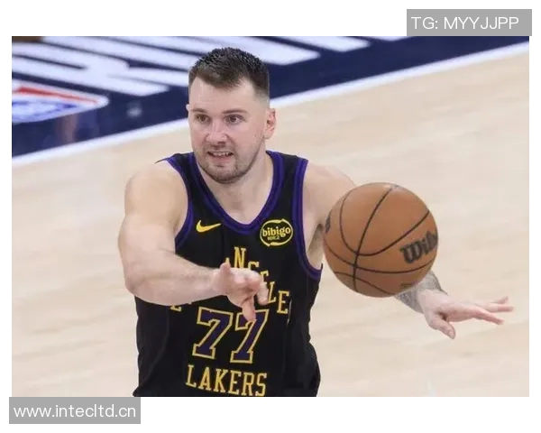 东契奇18分钟刷三双创队史，41岁詹姆斯空接背扣，但湖人隐患还在